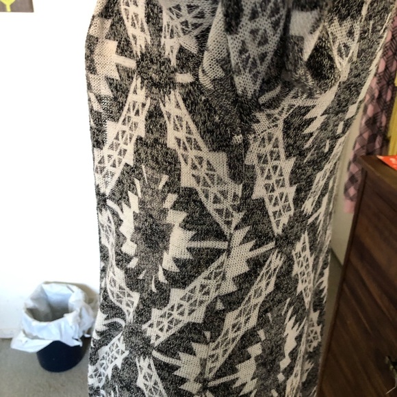 Adorable grey and white yellow patterned cardigan w/hood - Picture 11 of 12